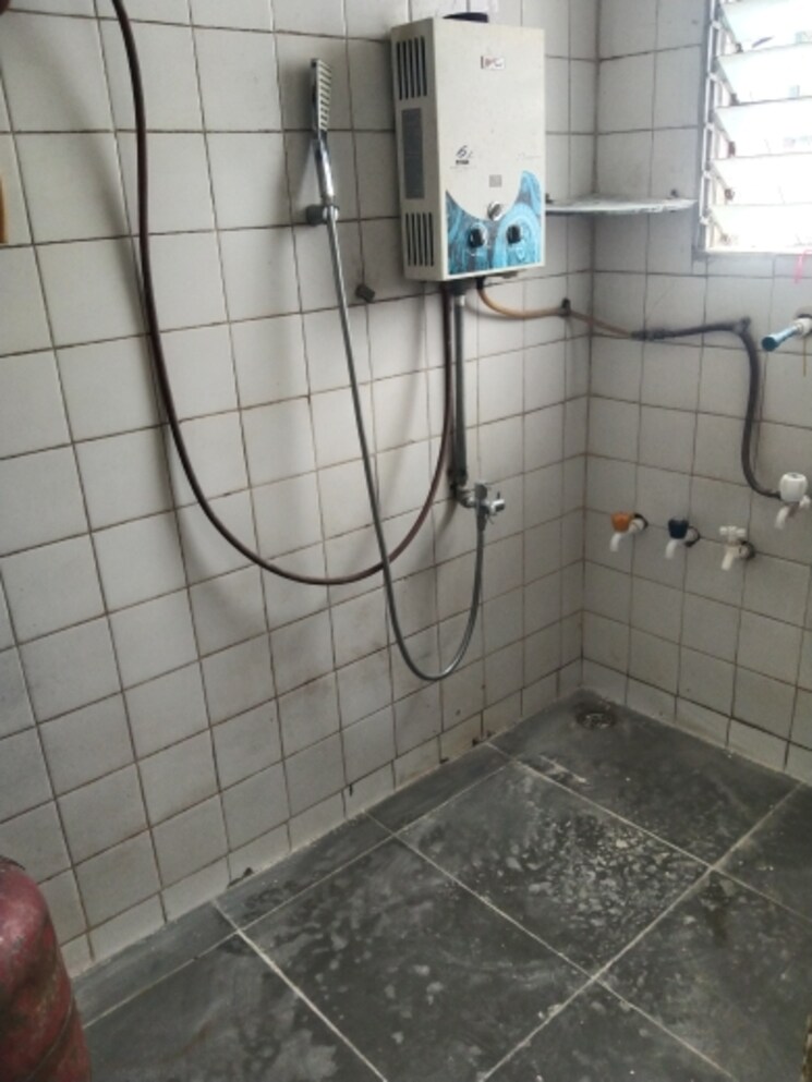 Bathroom, jagrut-chs 1 Bedroom 700 Sq.Ft. Apartment In Gokhalenagar Pune 9153170