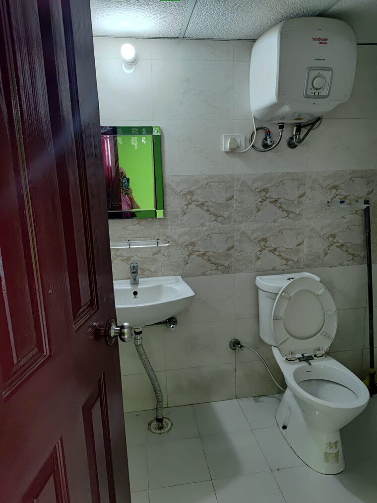 Bathroom, charms-castle 2 Bedroom 950 Sq.Ft. Apartment In Raj Nagar Extension Ghaziabad 9153287