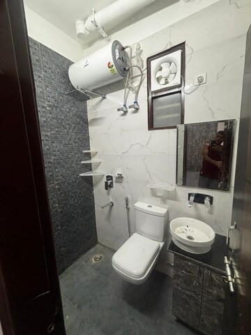 Bathroom in 2.5 BHK Builder Floor at Greenwood City, Sector 40 – for Rent