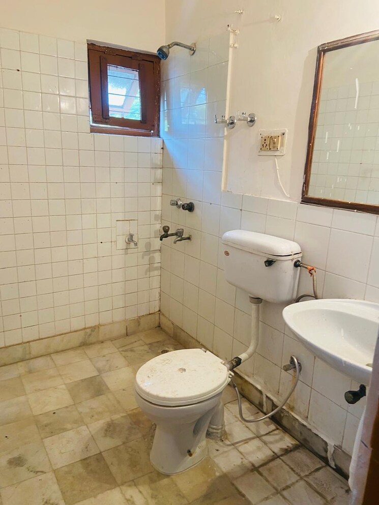 Bathroom, rwa-apartments-sector-27 5 Bedroom 260 Sq.Mt. Independent House In Sector 27 Noida 9153260