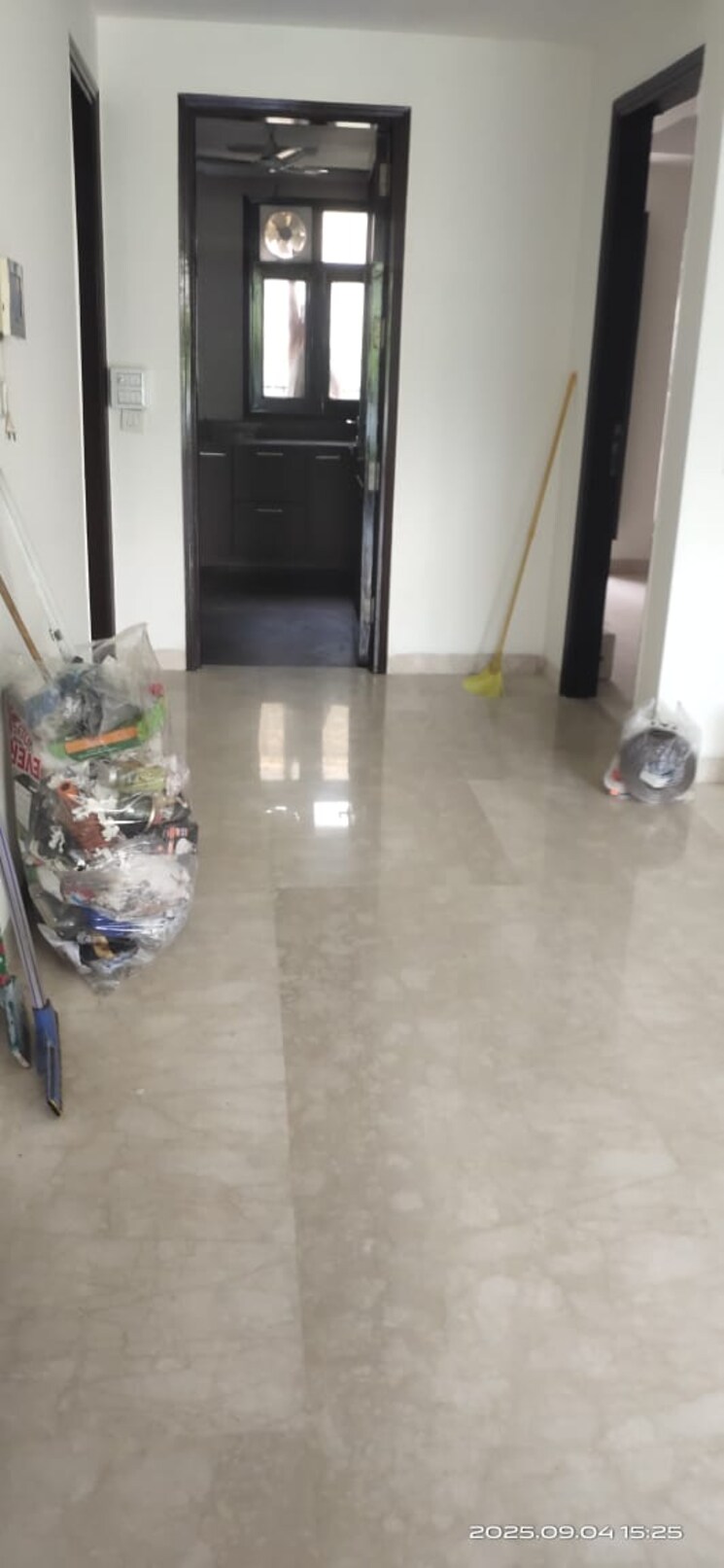  Parking, safdarjung enclave 3 Bedroom 200 Sq.Yd. Builder Floor In Safdarjung Enclave Delhi 9153342