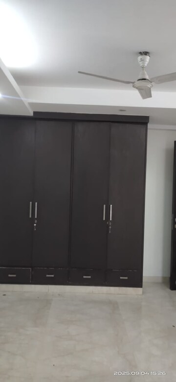 Room in 3 BHK Builder Floor at Safdarjung Enclave – for Rent