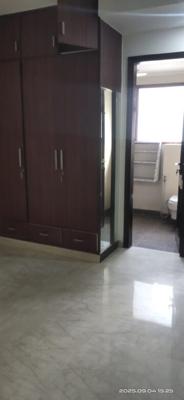 Room in 3 BHK Builder Floor at Safdarjung Enclave – for Rent