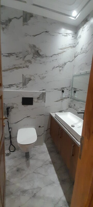Master Bedroom in 4 BHK Builder Floor at Chittaranjan Park – for Rent