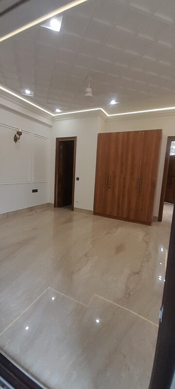 Room in 4 BHK Builder Floor at Chittaranjan Park – for Rent