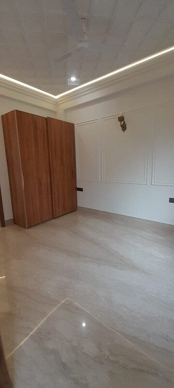 Room in 4 BHK Builder Floor at Chittaranjan Park – for Rent