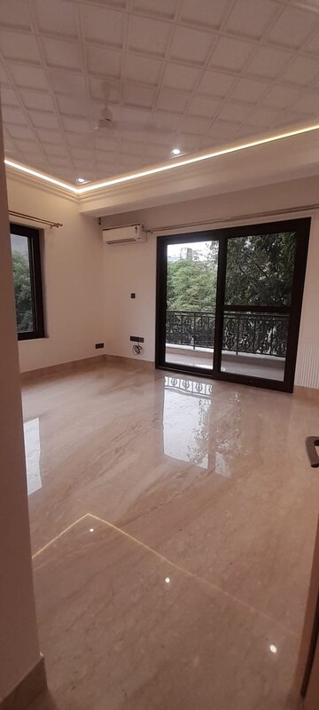Room in 4 BHK Builder Floor at Chittaranjan Park – for Rent