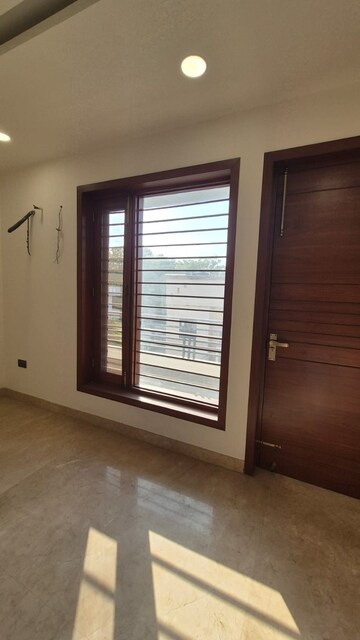 Room in 4 BHK Builder Floor at Sector 46 – for Sale