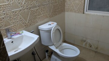Bathroom in 2.5 BHK Apartment at Amrapali Golf Homes, Sector 4 Greater Noida – for Rent