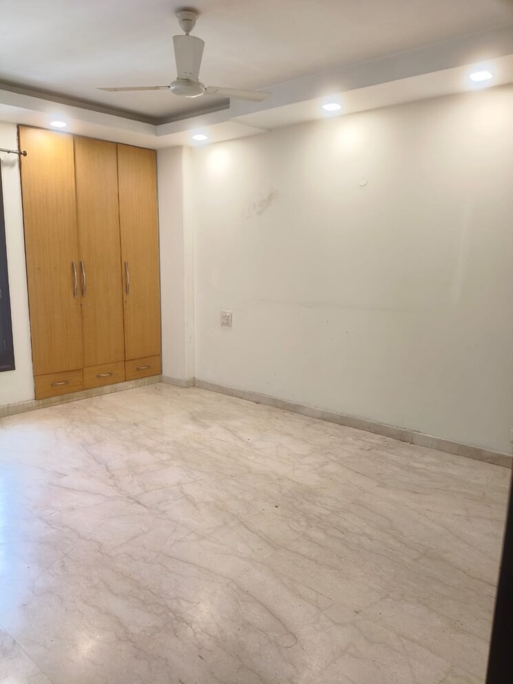 Room, greater kailash ii 4 Bedroom 300 Sq.Yd. Builder Floor In Greater Kailash ii Delhi 9153438