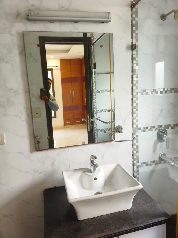 Bathroom, greater kailash ii 4 Bedroom 300 Sq.Yd. Builder Floor In Greater Kailash ii Delhi 9153438