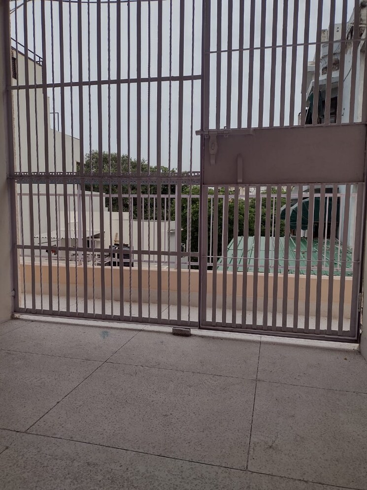 Balcony, east of kailash 2 Bedroom 125 Sq.Yd. Builder Floor In East Of Kailash Delhi 9153459