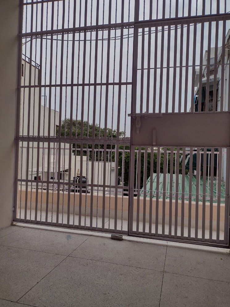 Balcony, east of kailash 2 Bedroom 125 Sq.Yd. Builder Floor In East Of Kailash Delhi 9153459