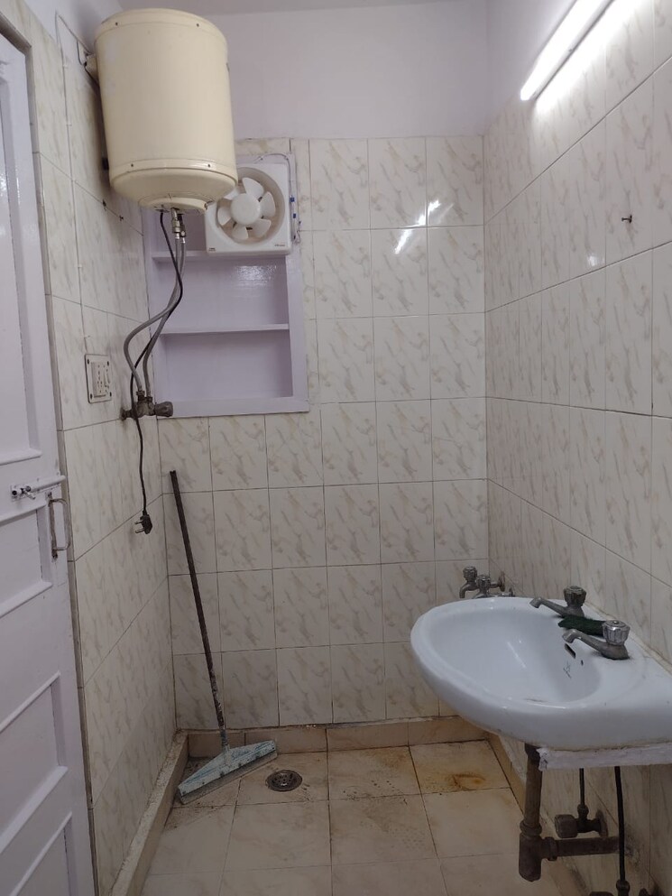 Bathroom, east of kailash 2 Bedroom 125 Sq.Yd. Builder Floor In East Of Kailash Delhi 9153459