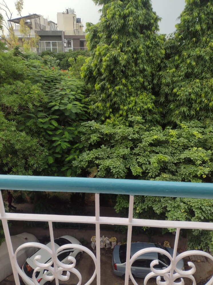 Balcony, east of kailash 2 Bedroom 125 Sq.Yd. Builder Floor In East Of Kailash Delhi 9153459