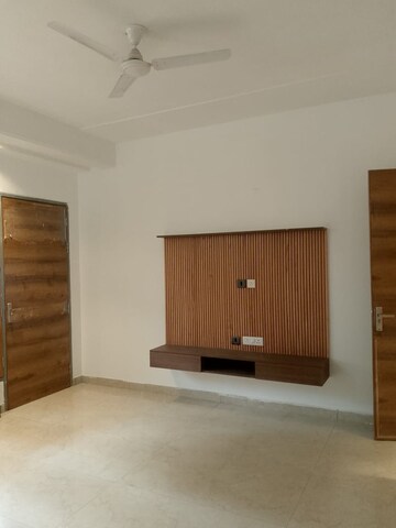 Room in 3 BHK Apartment at Smart World Gems, Sector 89 – for Rent