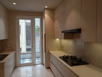 Room in 3 BHK Builder Floor at Defence Colony – for Rent