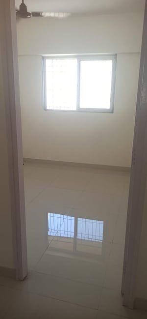 Room in 2 BHK Apartment at KM Horizon Flora, Ghodbunder Road – for Sale