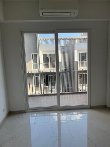 Room in 3 BHK Builder Floor at Smart World Orchard, Sector 61 – for Rent