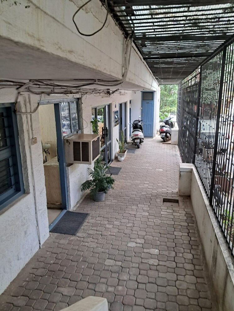  Parking, rock-house 6 Bedroom 8100 Sq.Ft. Independent House In Jayamahal Bangalore 9153562