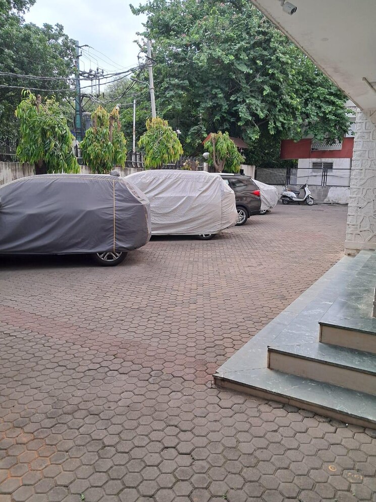 Balcony, rock-house 6 Bedroom 8100 Sq.Ft. Independent House In Jayamahal Bangalore 9153562