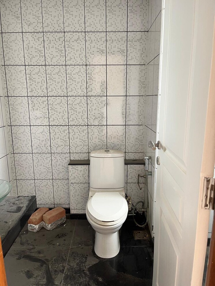 Bathroom, unitech-uniworld-gardens 3 Bedroom 2027 Sq.Ft. Apartment In Sector 47 Gurgaon 9153614