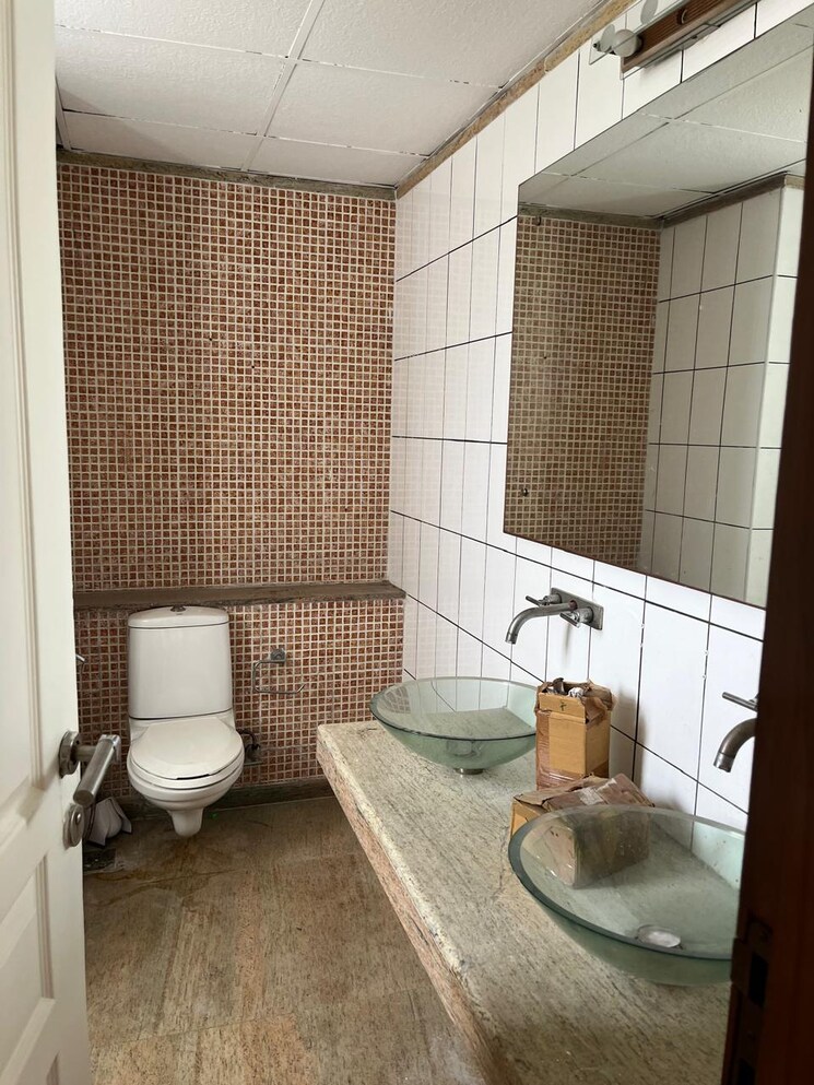 Bathroom, unitech-uniworld-gardens 3 Bedroom 2027 Sq.Ft. Apartment In Sector 47 Gurgaon 9153614