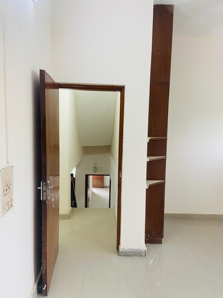 Room, rwa-apartments 6+ Bedroom 300 Sq.Mt. Independent House In Sector 31 Noida 9153497