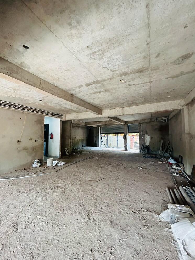  Parking, vibhuti khand Commercial Showroom 5000 Sq.Ft. In Vibhuti Khand Lucknow 9153736