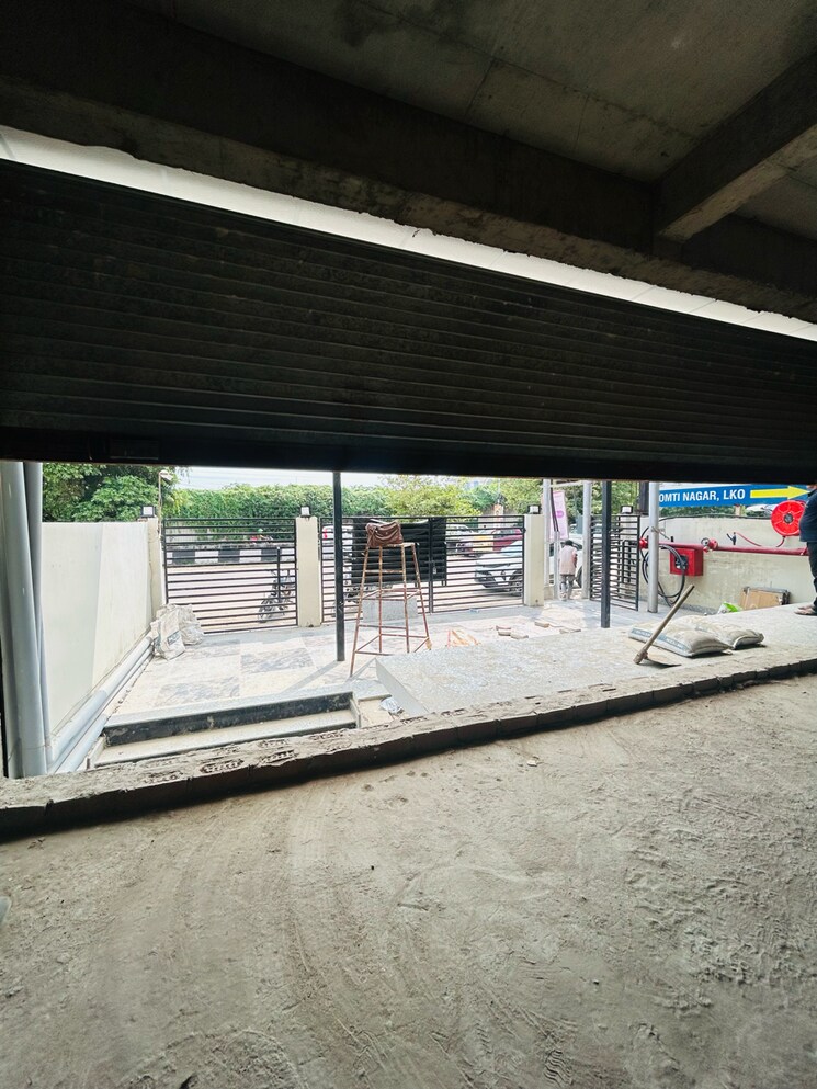  Parking, vibhuti khand Commercial Showroom 5000 Sq.Ft. In Vibhuti Khand Lucknow 9153736