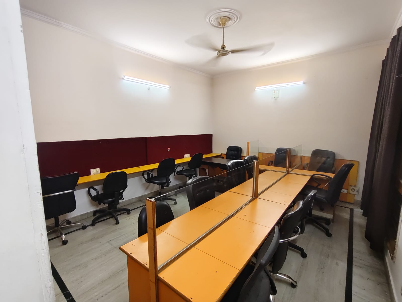 Office Space For Rent in Aliganj