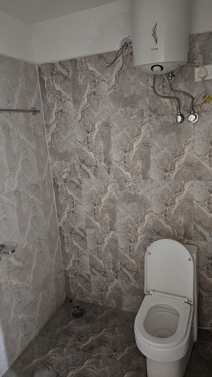 Bathroom, muzaffar nagar ghusval 3.5 Bedroom 1460 Sq.Ft. Apartment In Muzaffar Nagar Ghusval Lucknow 9153847