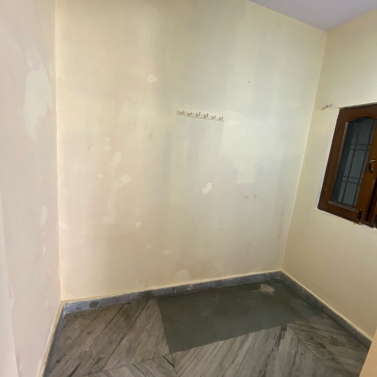 Room, sector 21d 2.5 Bedroom 250 Sq.Yd. Independent House In Sector 21d Faridabad 9153933