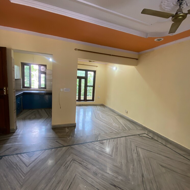 Room, sector 21d 2.5 Bedroom 250 Sq.Yd. Independent House In Sector 21d Faridabad 9153933