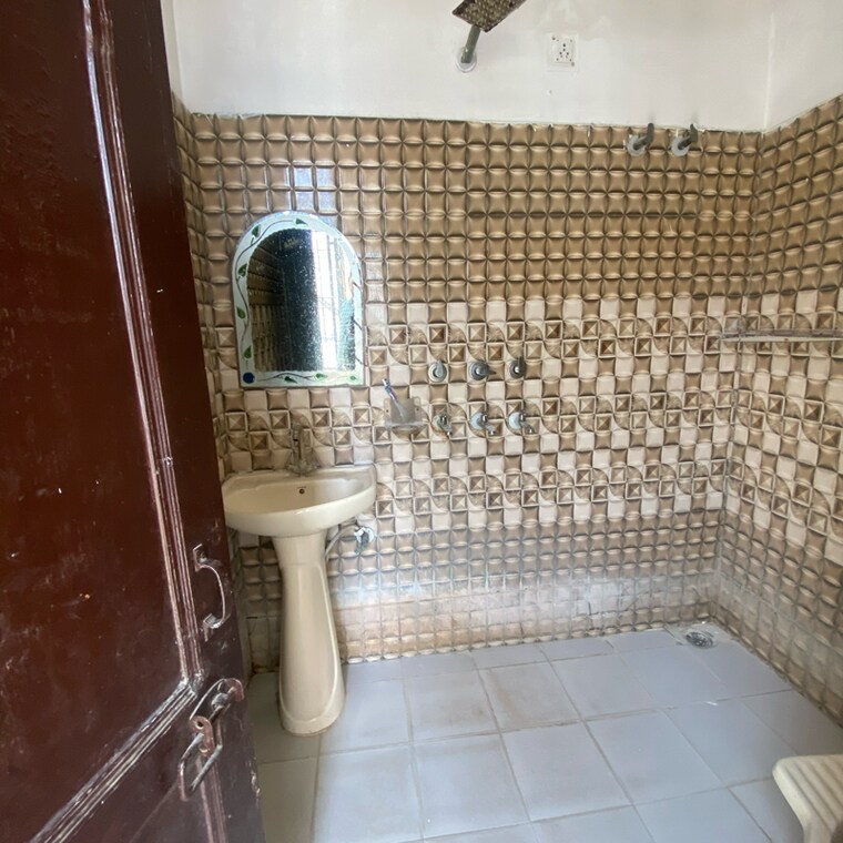 Attached Bathroom, sector 21d 2.5 Bedroom 250 Sq.Yd. Independent House In Sector 21d Faridabad 9153933