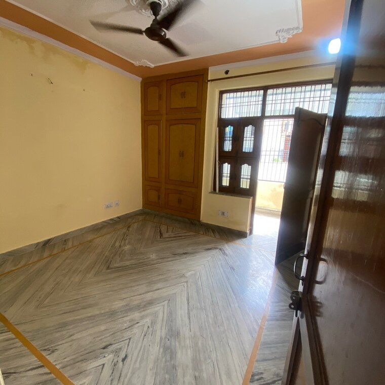 Room, sector 21d 2.5 Bedroom 250 Sq.Yd. Independent House In Sector 21d Faridabad 9153933