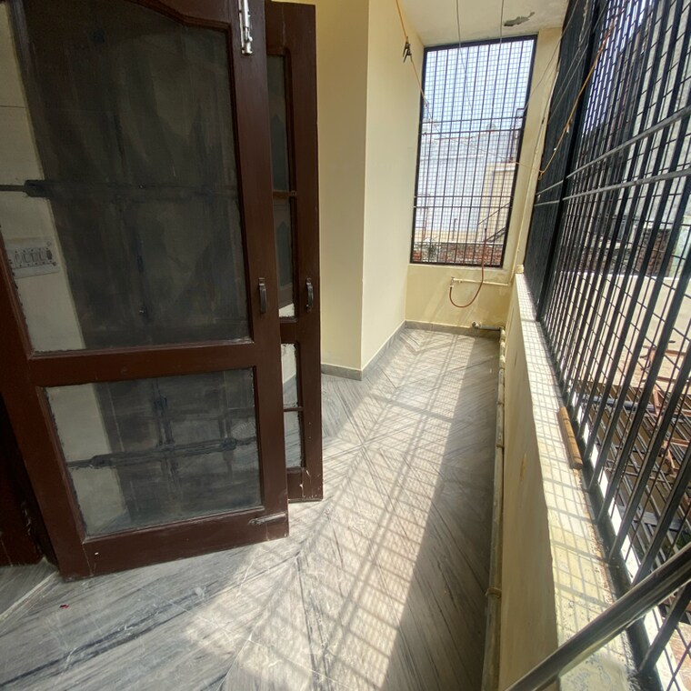 Room, sector 21d 2.5 Bedroom 250 Sq.Yd. Independent House In Sector 21d Faridabad 9153933