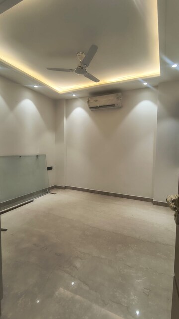 Room in 4 BHK Builder Floor at Navjeevan Vihar – for Rent