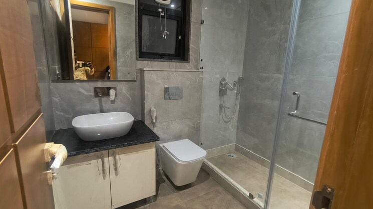 Bathroom, navjeevan vihar 4 Bedroom 300 Sq.Yd. Builder Floor In Navjeevan Vihar Delhi 9153921
