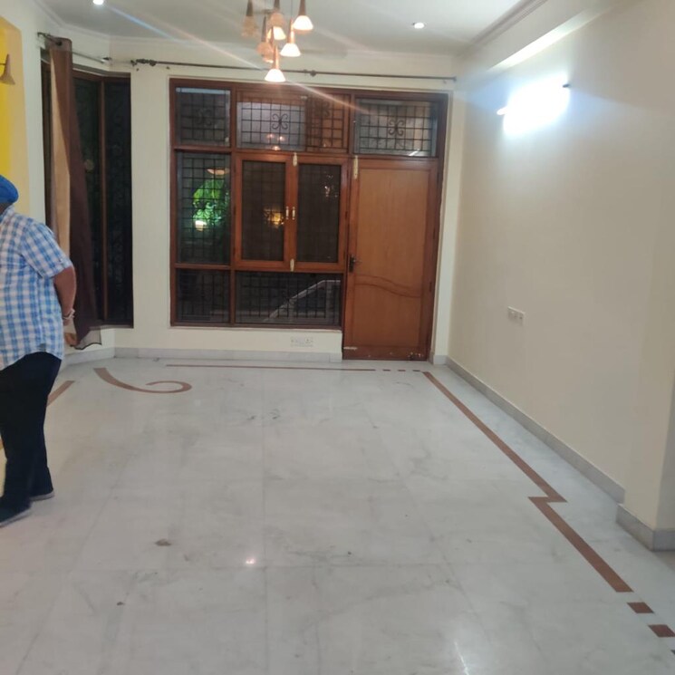 Room, sector 36 6+ Bedroom 378 Sq.Yd. Independent House In Sector 36 Noida 9153973