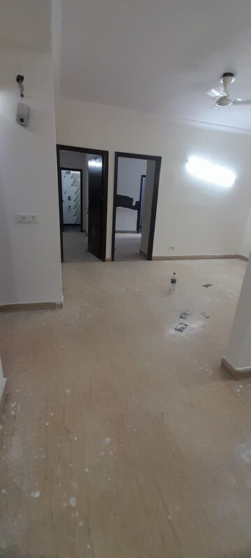 Room in 2 BHK Builder Floor at RWA Chittaranjan Park Block R, Chittaranjan Park – for Rent