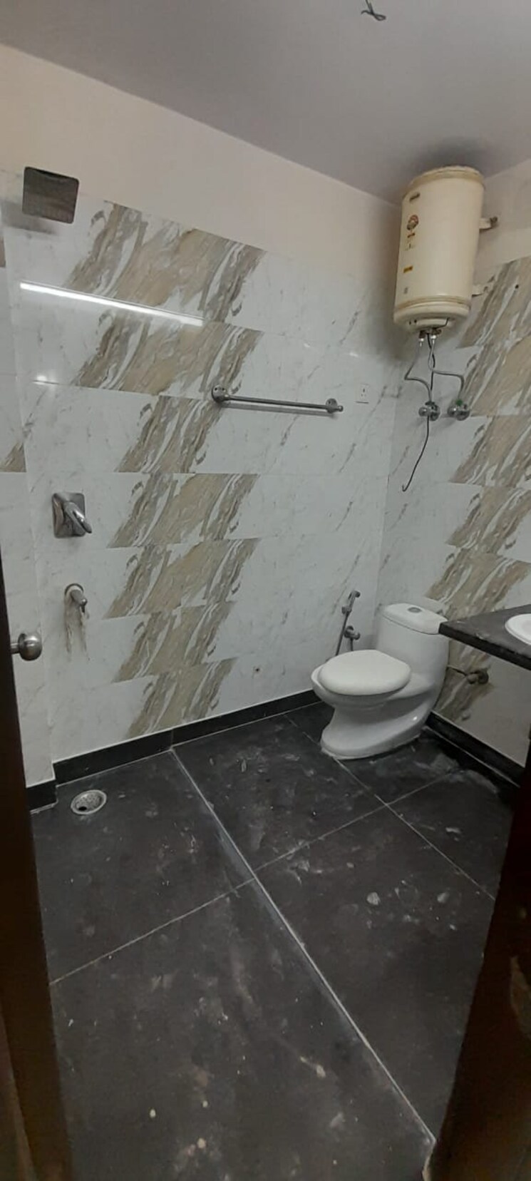 Bathroom, rwa-chittaranjan-park-block-r 2 Bedroom 140 Sq.Yd. Builder Floor In Chittaranjan Park Delhi 9154188