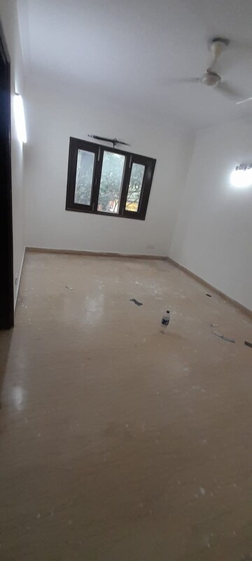 Room in 2 BHK Builder Floor at RWA Chittaranjan Park Block R, Chittaranjan Park – for Rent