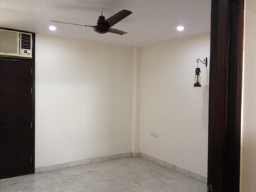 Room in 2 BHK Builder Floor at RWA Chittaranjan Park Block R, Chittaranjan Park – for Rent
