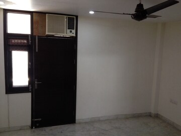 Room in 2 BHK Builder Floor at RWA Chittaranjan Park Block R, Chittaranjan Park – for Rent