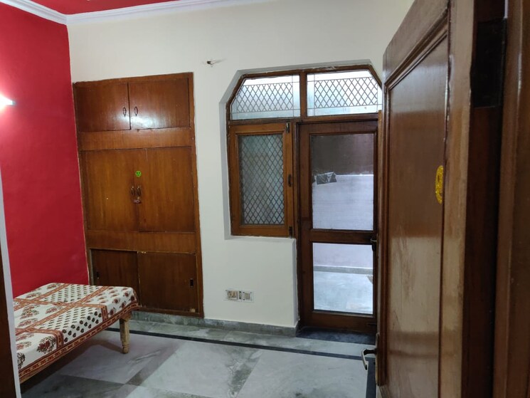 Room, sector swarn nagri 3 Bedroom 200 Sq.Mt. Independent House In Sector Swarn Nagri Greater Noida 9154153