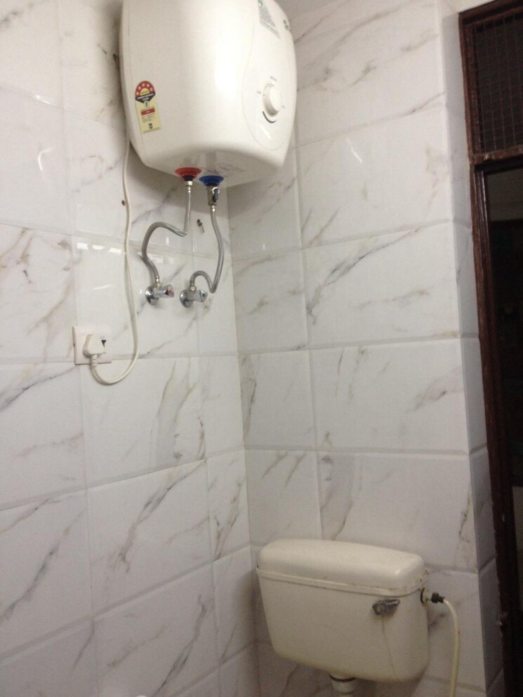 Bathroom, lajpat nagar i 1 RK 250 Sq.Ft. Builder Floor In Lajpat Nagar I Delhi 9154236