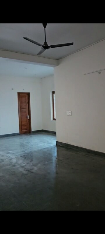 Room in  Showroom at Gomti Nagar – for Rent