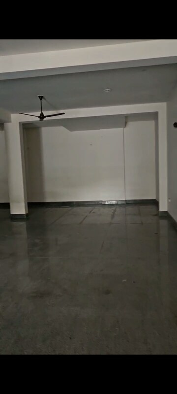 Room in  Showroom at Gomti Nagar – for Rent