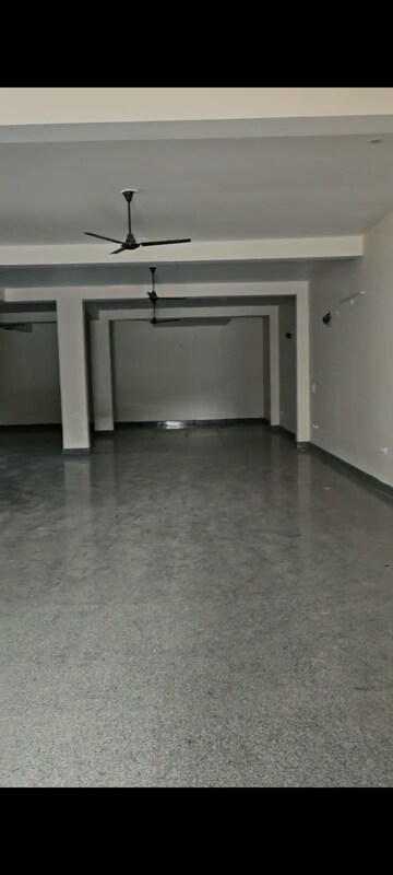 Room in  Showroom at Gomti Nagar – for Rent